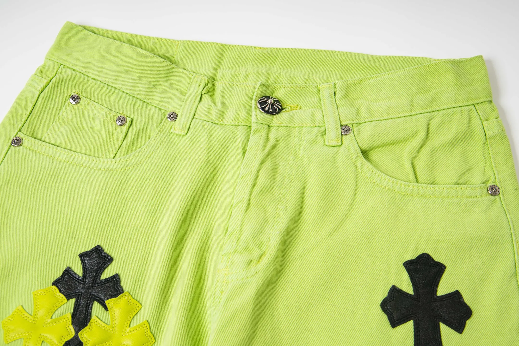 P250 Chrome Hearts dopamine green denim and black and yellow leather couple jeans are a hot trend this season and are sought after by countless celebrities and fashionistas. The neat details of the cutting process add color to the playful fashion! The neat and meticulous design, and the well-fitting structure is unique. The upper body not only has outstanding recognition, but also looks younger and younger. A style with the ultimate wearing meaning and performance, gorgeous color matching, and the craftsmanship of this style is also extremely extraordinary. After the finished product is washed, it is disassembled and hand-made with sheepskin cross leather and then spliced ​​together to complete. The whole piece has too many craftsmanship to describe. It is decorated with patchwork cross flowers and high-waisted washed jeans! ! Absolutely high-end luxury product, a god-level single product, a super popular product, made by top heavy industry, a magic weapon that cannot be missed to hit the streets. Style number: 1829# Size: 28 30 32 34 Color: green